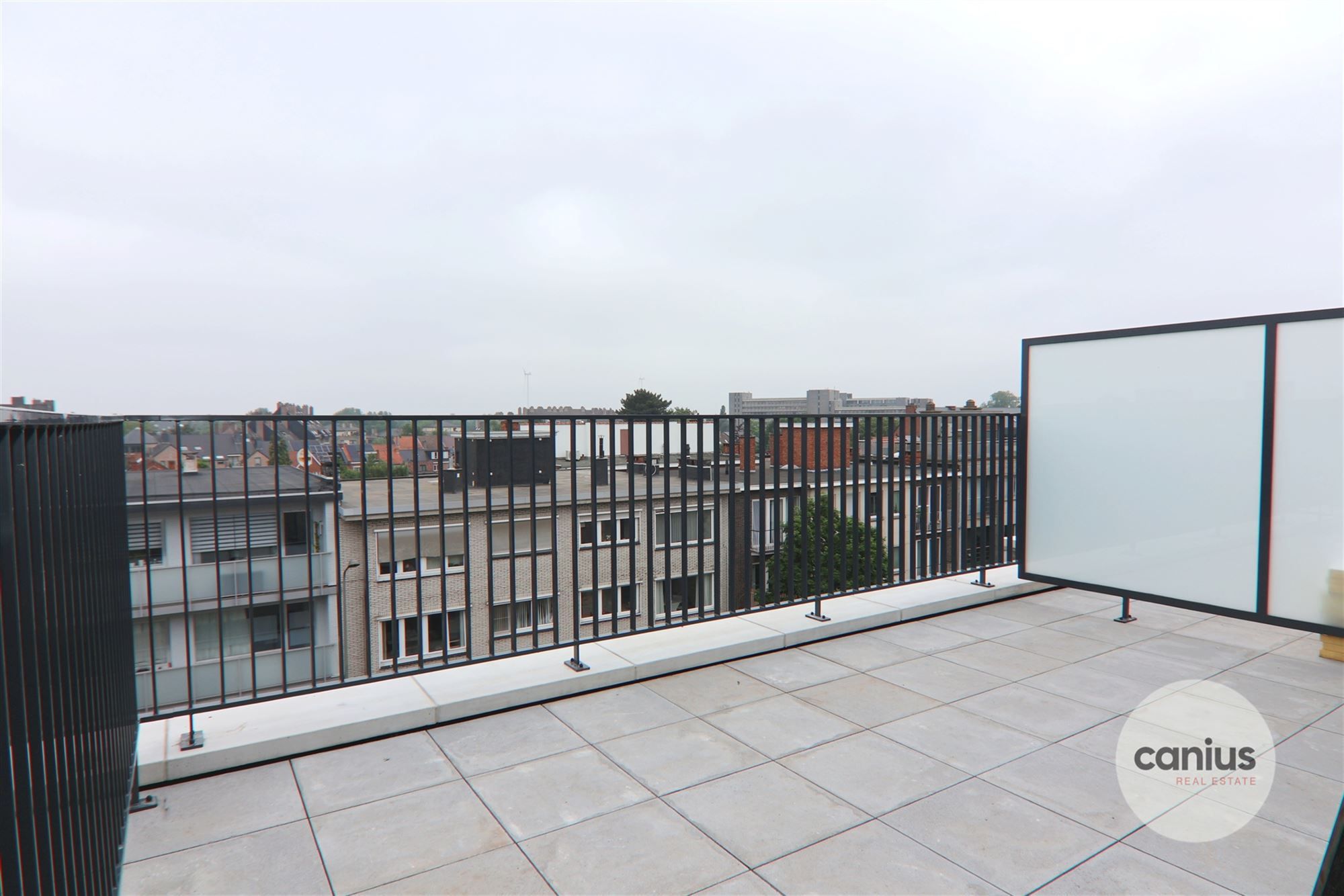 GESCHILDERDE PENTHOUSE IN HARTJE HASSELT MET 1 SLK + 2 TERRASSEN & PARKING foto 8