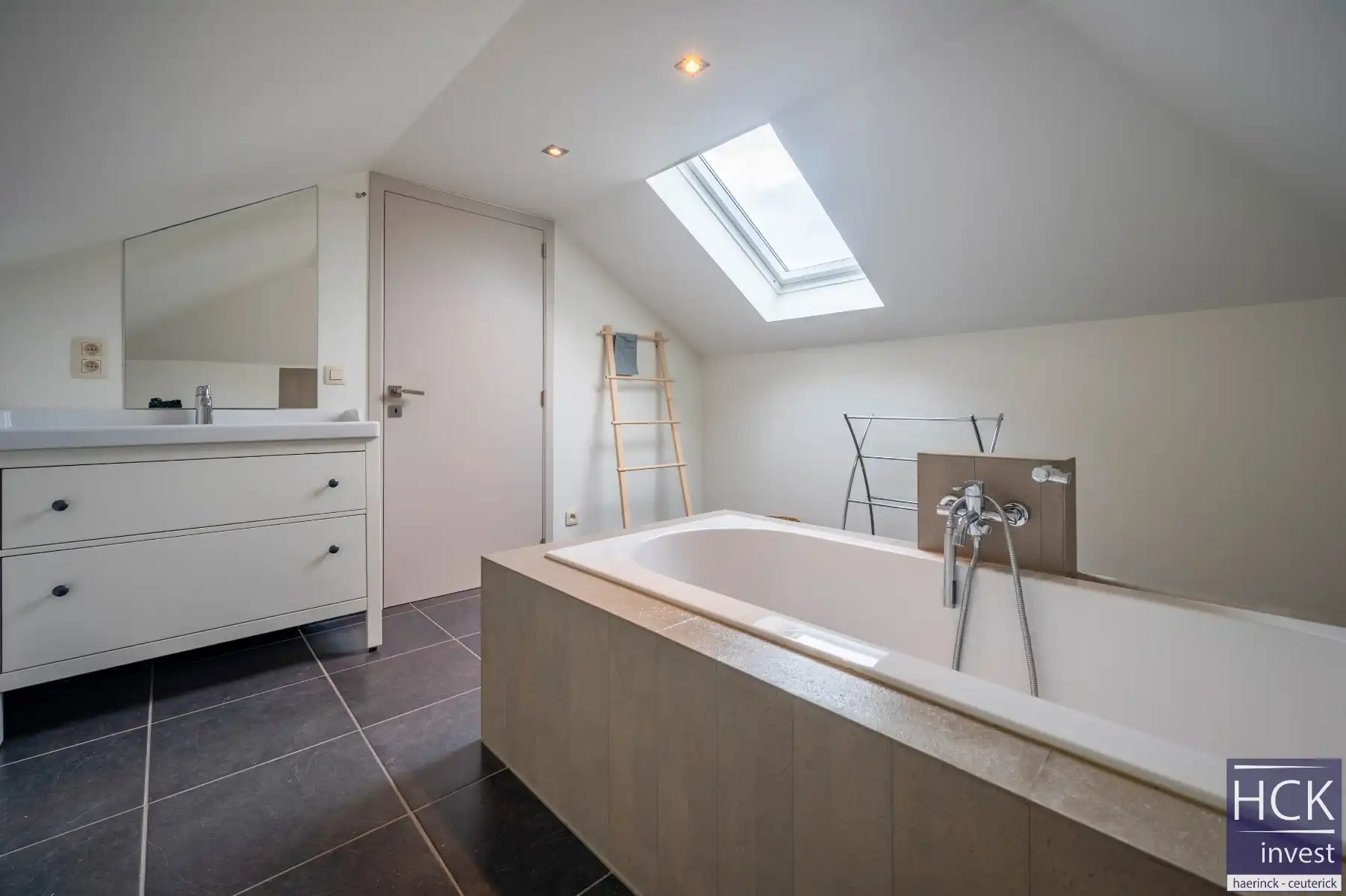 KRUISHOUTEM - Instapklare en prachtig gelegen woning met 4 SLPK. én zwembad foto 23