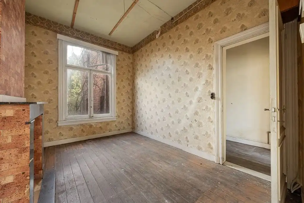 Verrassend ruime te renoveren woning met zonnige tuin foto 18