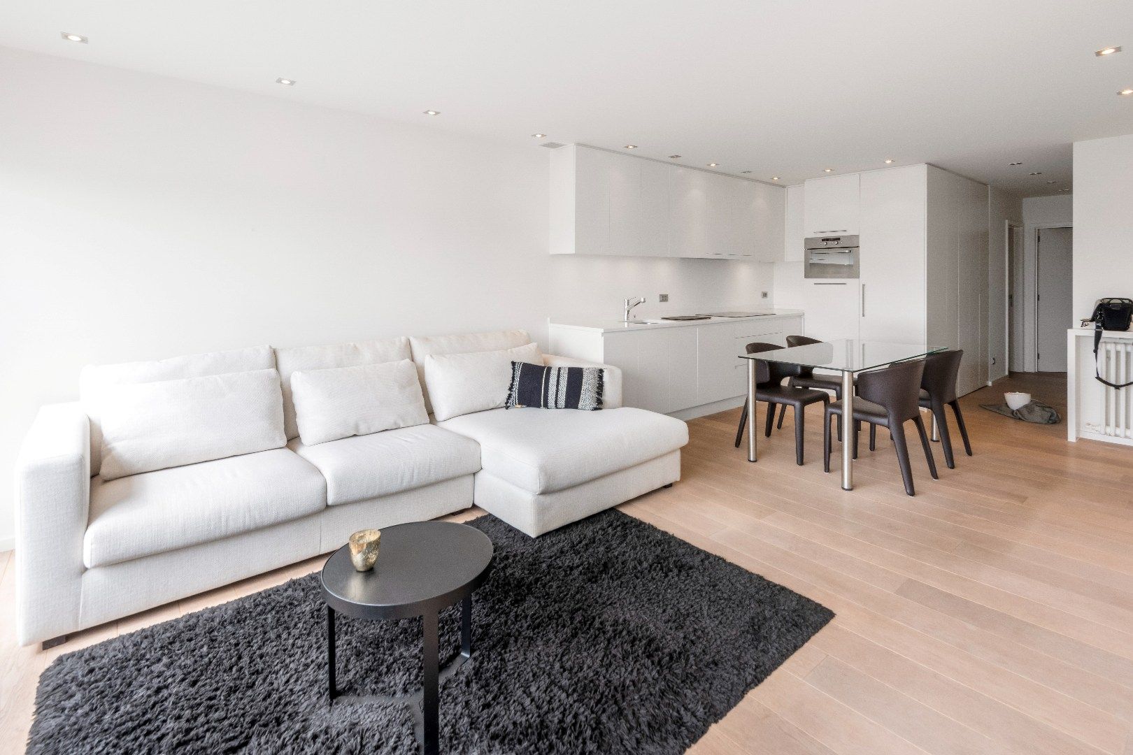 Zeer goed gelegen penthouse met zonneterrassen vlakbij de winkels van de Dumortierlaan en de Lippenslaan. Mogelijkheid tot aankoop parking. foto 6