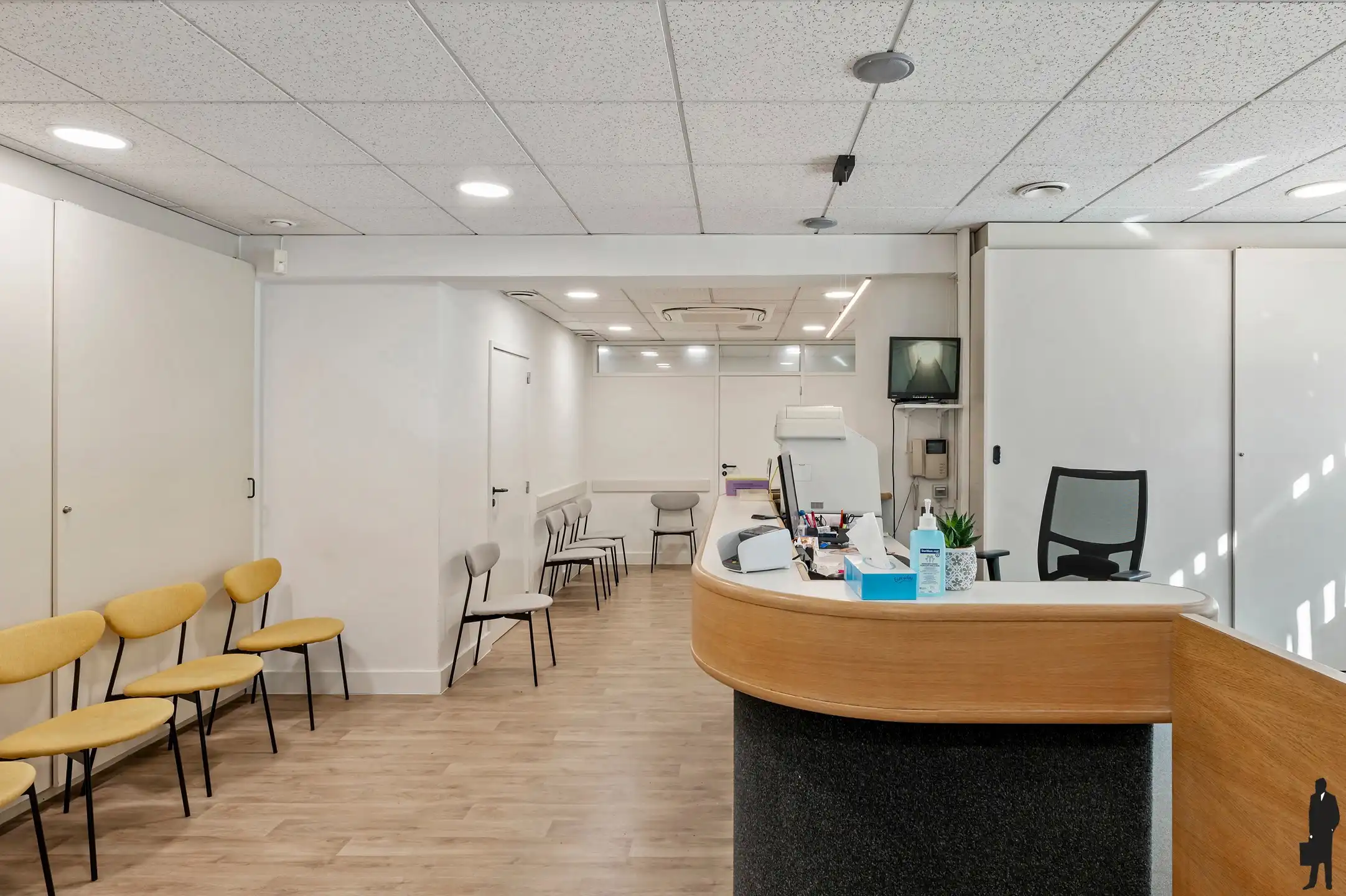 Goed onderhouden dokterspraktijk met 3 studio’s en 14 staanplaatsen foto 4