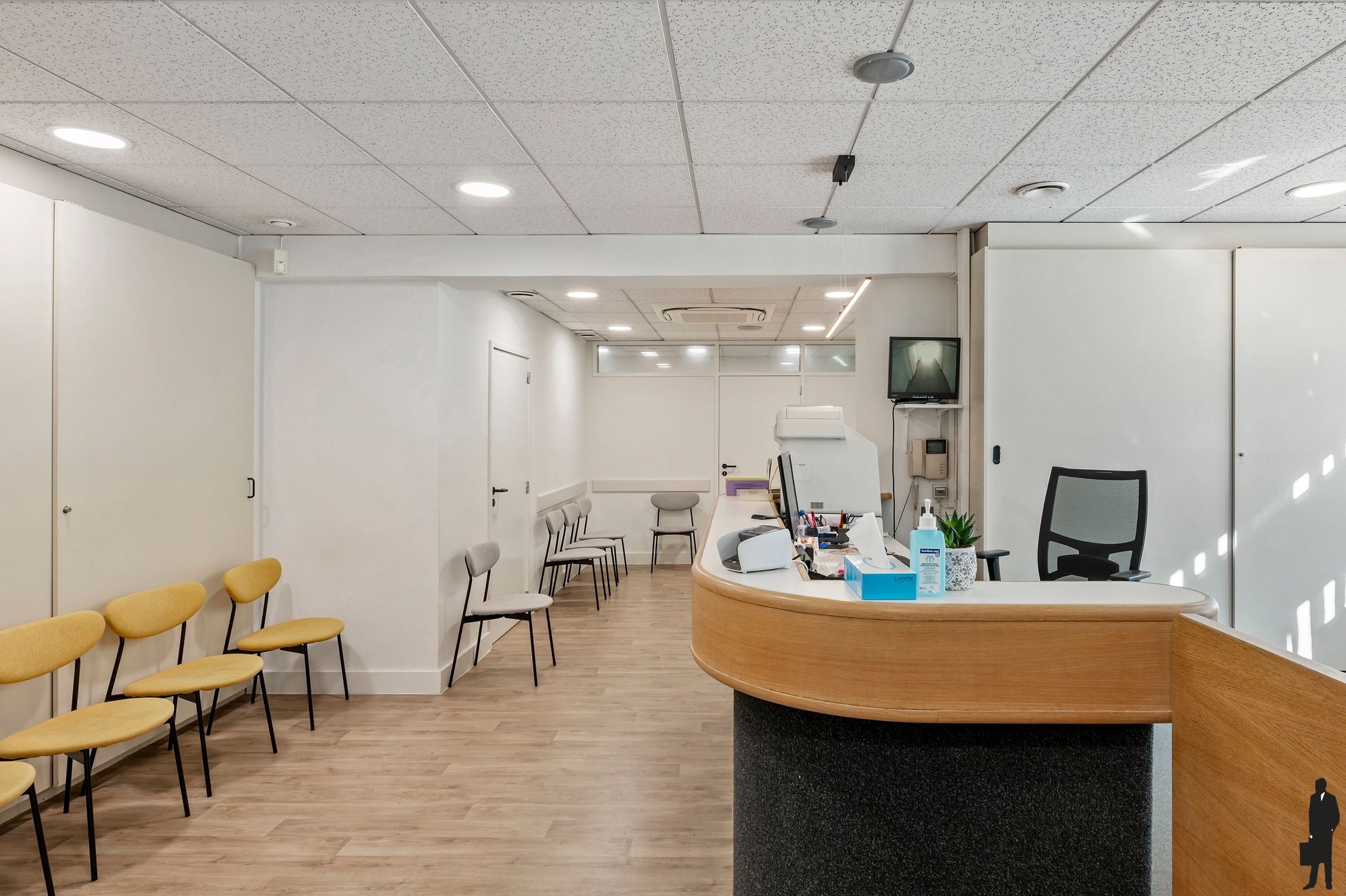 Goed onderhouden dokterspraktijk met 3 studio’s en 14 staanplaatsen foto 4