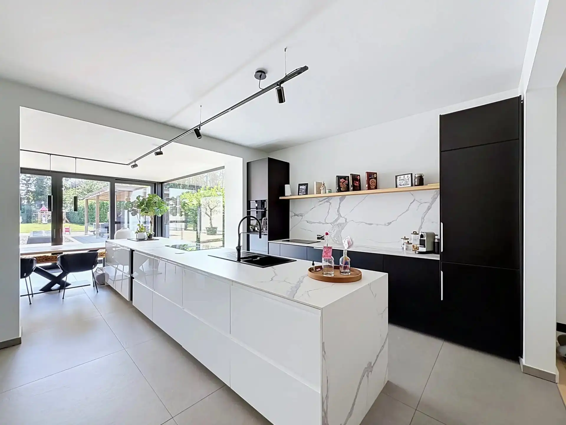 Zeer ruime villa voorzien van alle luxe met 3, mogelijk 5 slaapkamers en 2 badkamers foto 17