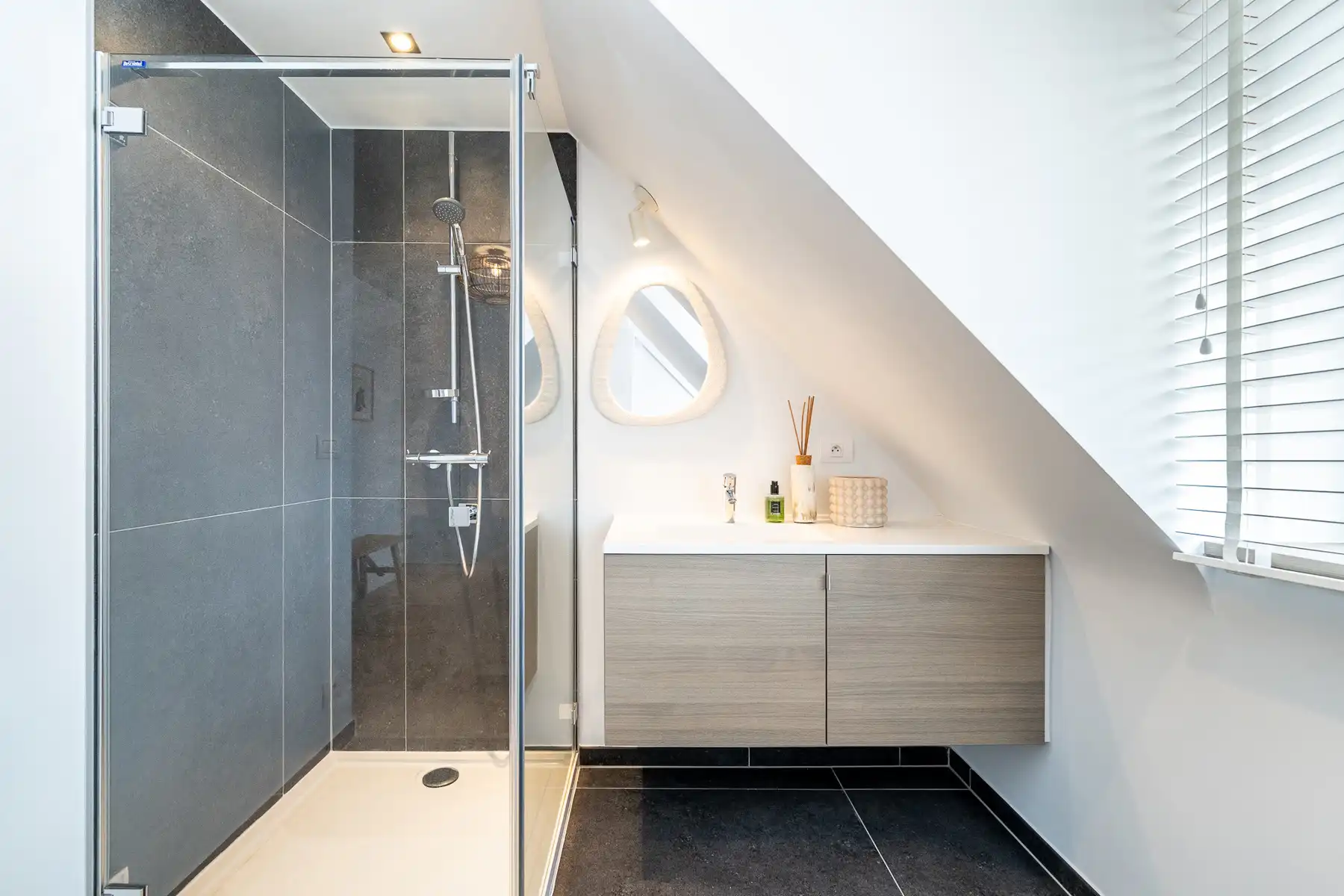 Gemeubeld instapklaar duplexappartement gelegen Lippenslaan foto 17