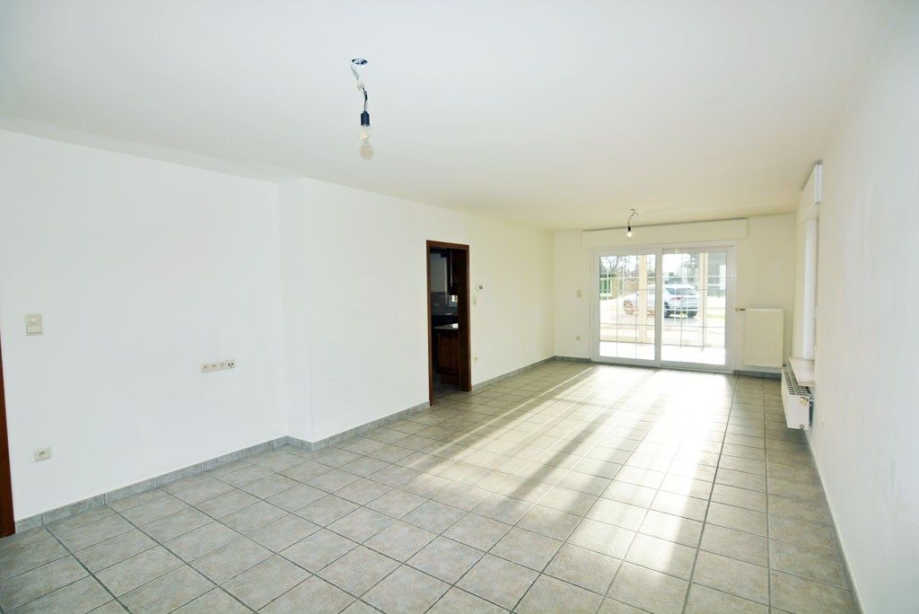 Vrijstaande woning met 4 slpks. en 2 bdks. op een perceel van 12a38ca. foto 5