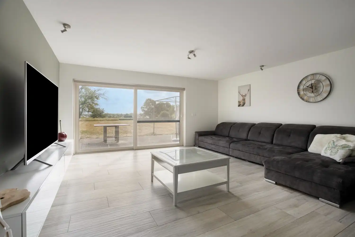 Ruime gerenoveerde gezinswoning met 3 slaapkamers op een uitzonderlijk perceel foto 5