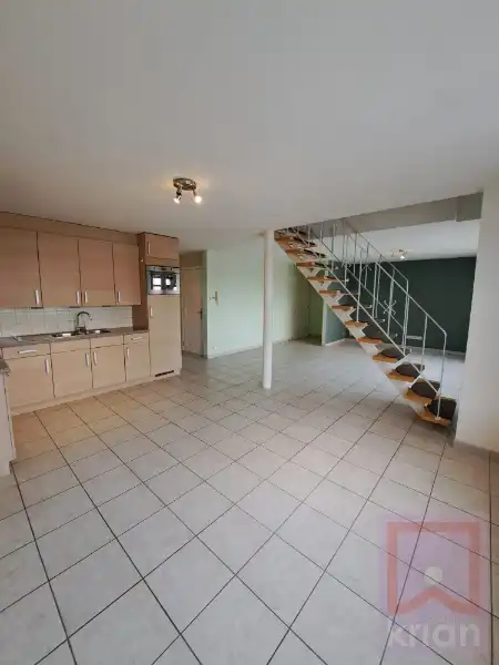 Ruim duplexapp met 3 slaapkamers, 2 auto staanplaatsen en tuin. foto 6