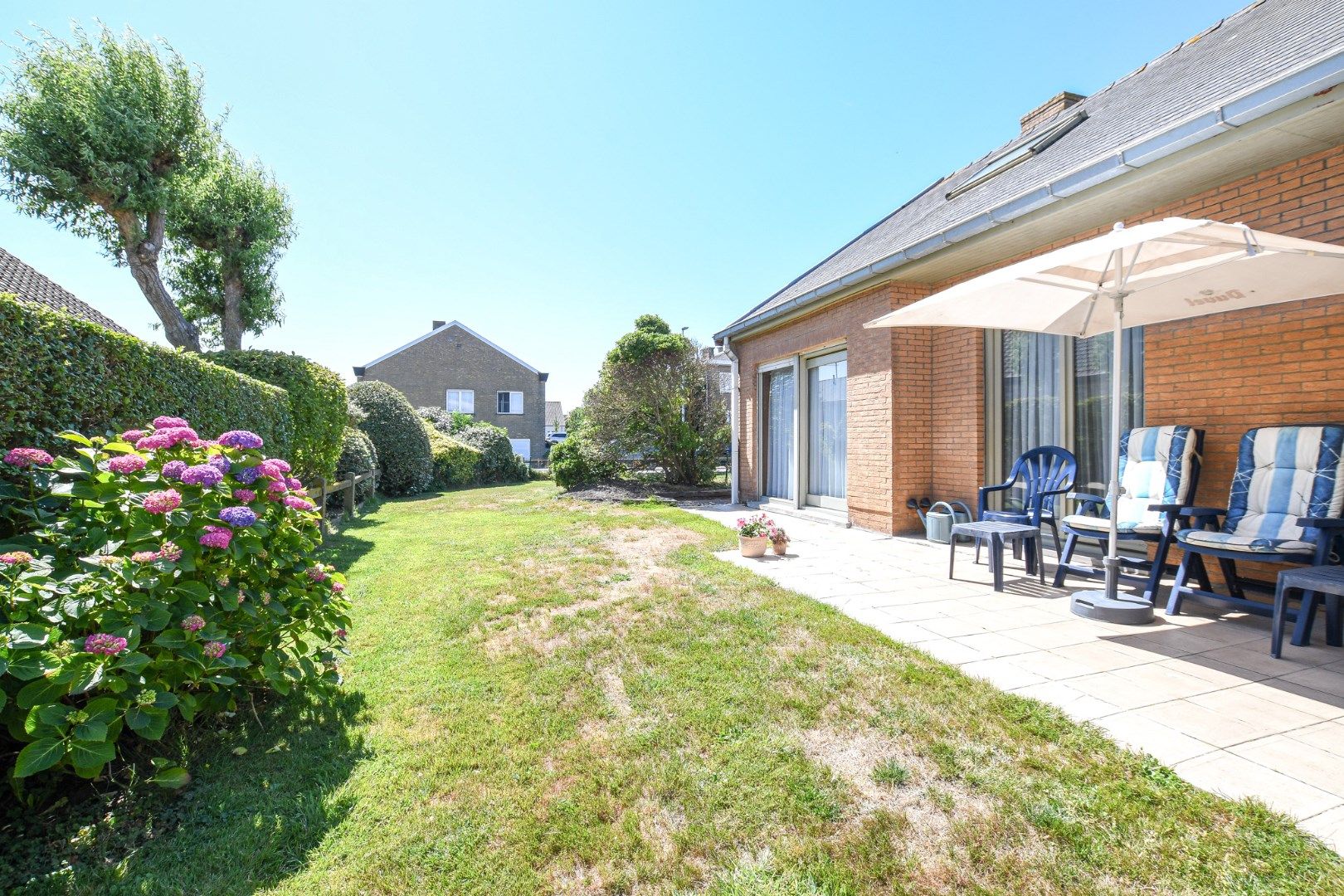 Ruime woning met 5 slaapkamers (3 gelijkvloers), zonnige tuin en topligging in Wenduine! foto 2