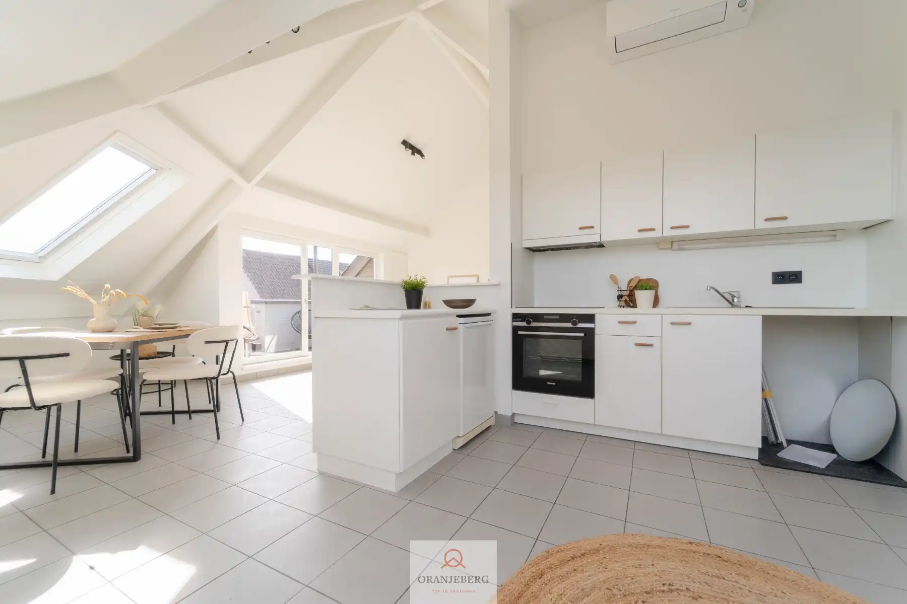 Gerenoveerd, lichtrijk 2 slpk-appartement met zonneterras foto 2