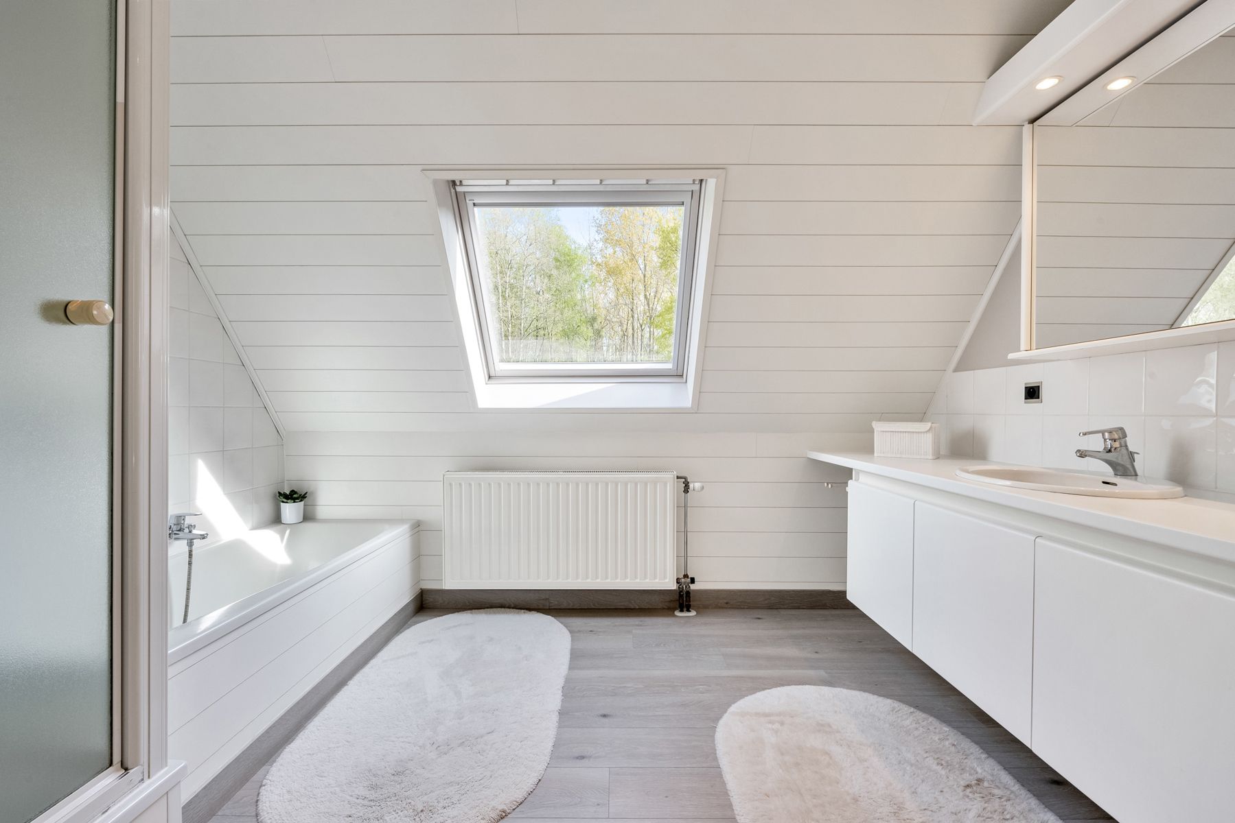 Energiezuinige villa met privé bos en prachtige tuin. foto 17
