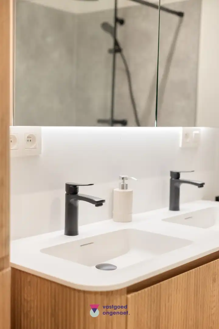 Totaalrenovatie met garage op toplocatie foto 13