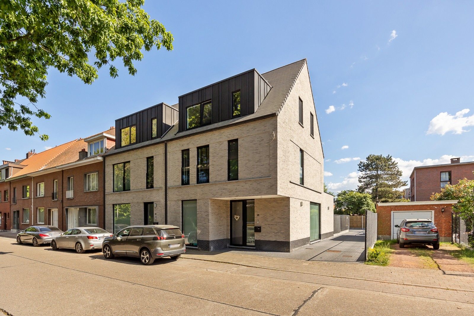 Half open nieuwbouwwoning met tot 6 slaapkamers in centrum Brasschaat - verkoop onder registratierecht (GEEN BTW!) foto {{pictureIndex}}