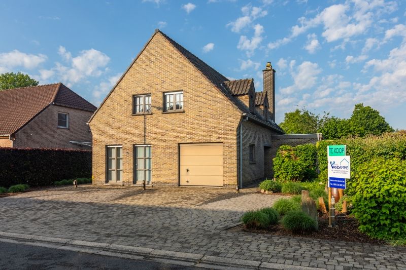 Hoofdfoto van de publicatie: Residentieel gelegen, te moderniseren villa (kant Heule) met 4 slaapkamers, bureau, oprit voor 4 auto's, grote tuin...op 880m² (energielabel D)