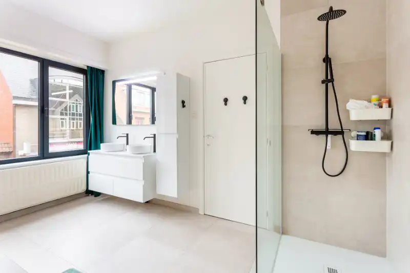 Ruime gerenoveerde woning in hartje Essen foto 15