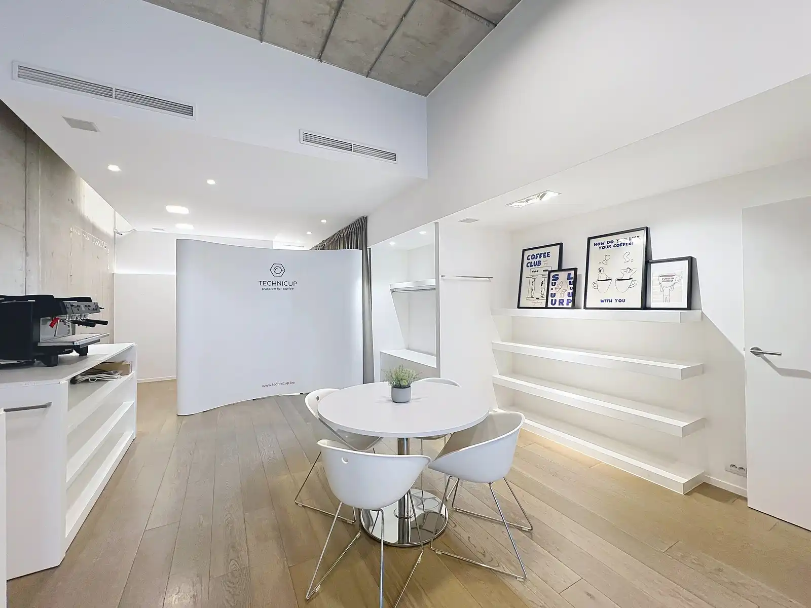 Winkelpand TE HUUR met industriële uitstraling in de Delaerestraat tussen stijlvolle handelszaken. foto 9