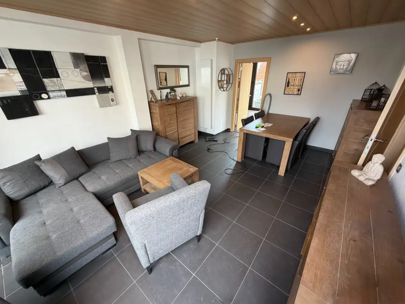 Dit charmante penthouse met één slaapkamer onderscheidt zich door zijn uitzonderlijke terrassen rondom het appartement. Dankzij de ruime buitenruimtes geniet u op elk moment van de dag van de zon en het buitenleven. Een unieke woonbeleving voor wie op zoek is naar een combinatie van comfort, rust en een overvloed aan buitenruimte. foto 3