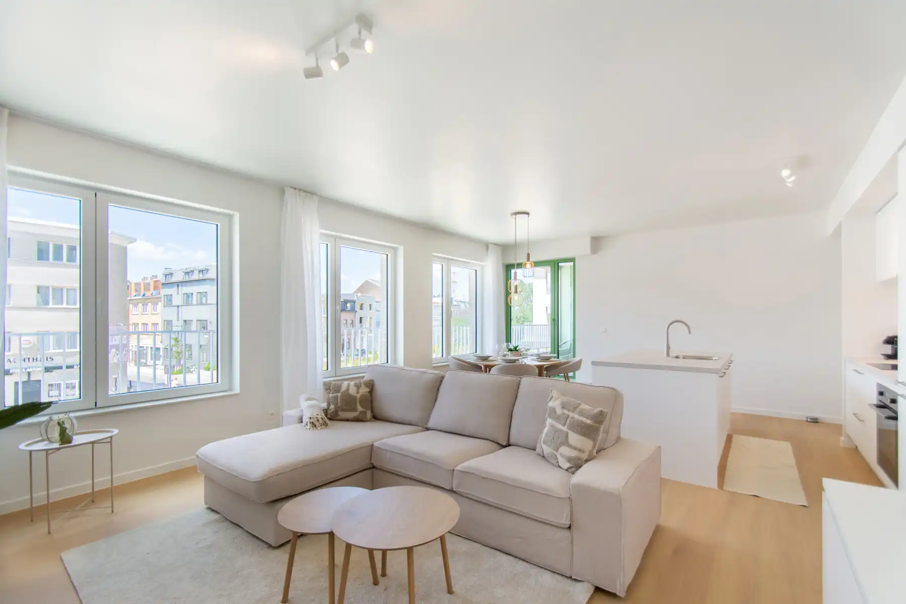 Prachtig gemeubeld 2- kamer appartement met mooi terras foto 2