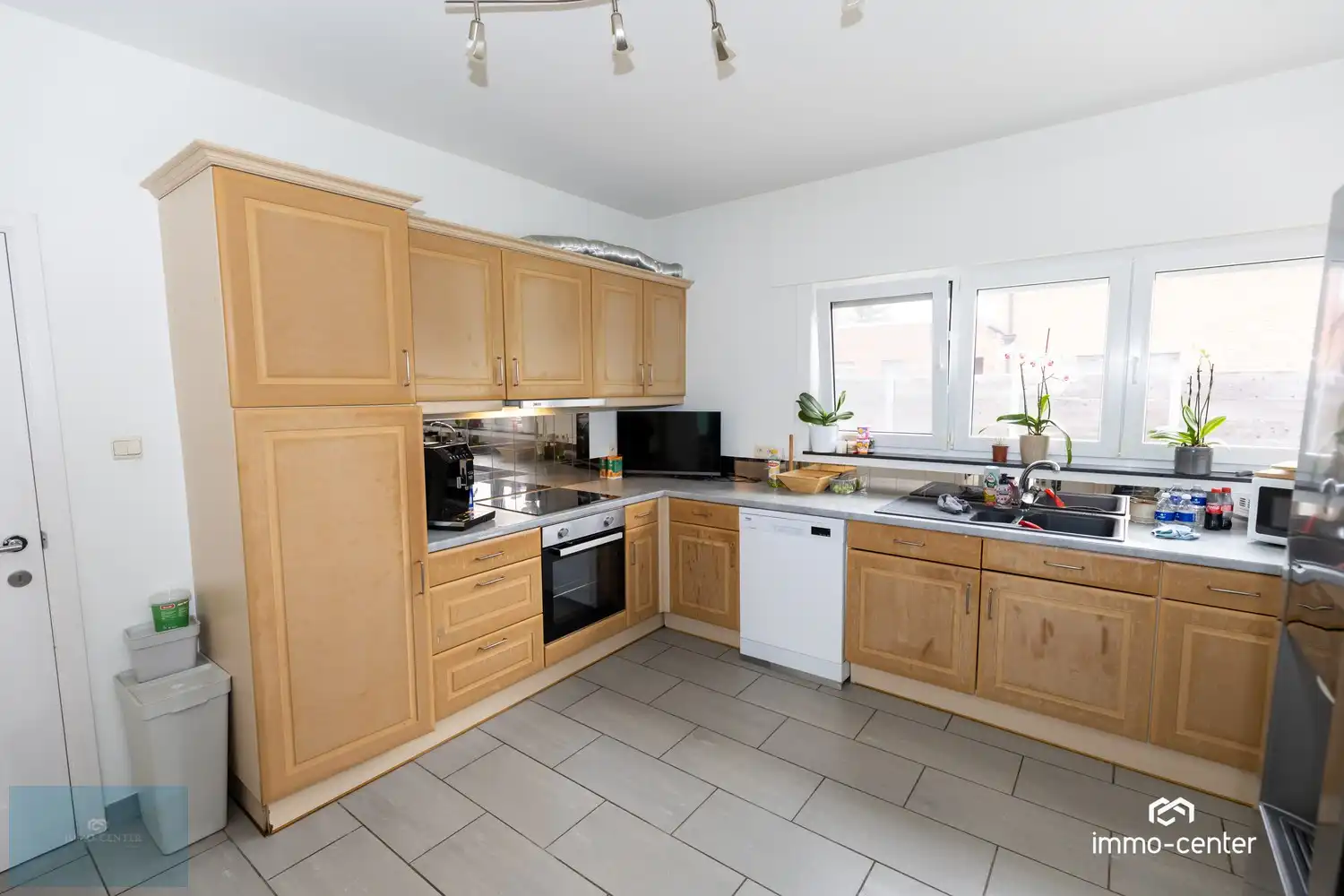 Ruime open bebouwing met westgerichte tuin in Genk foto 11