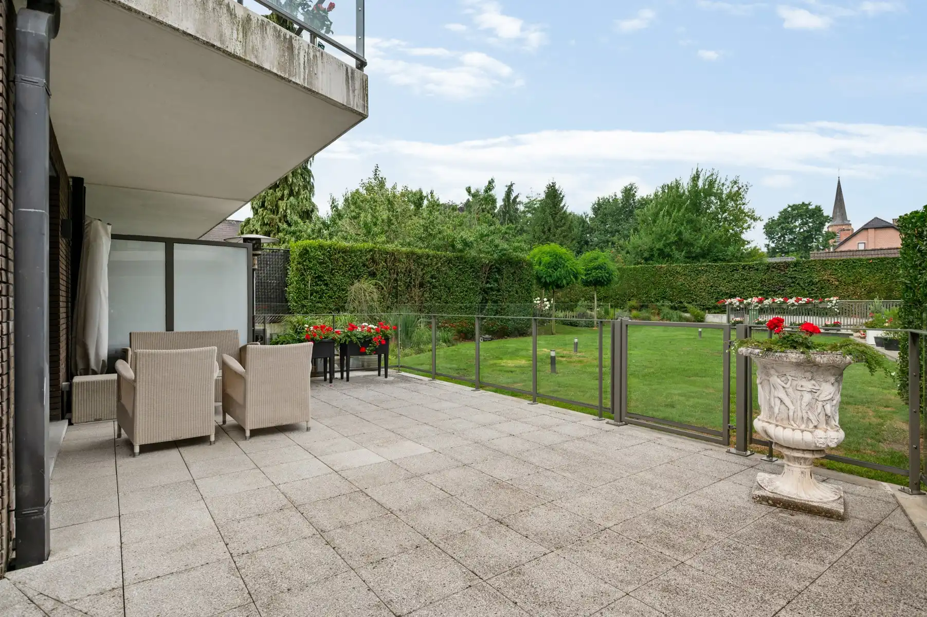 Gelijkvloers appartement met 2 slaapkamers, bureau en terras foto {{pictureIndex}}