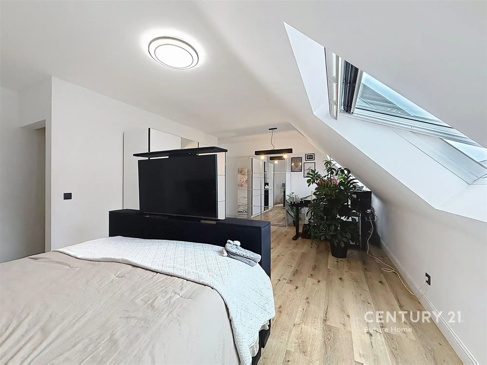 Ruime gezinswoning met 4 slaapkamers, 2 badkamers en tuin foto 21