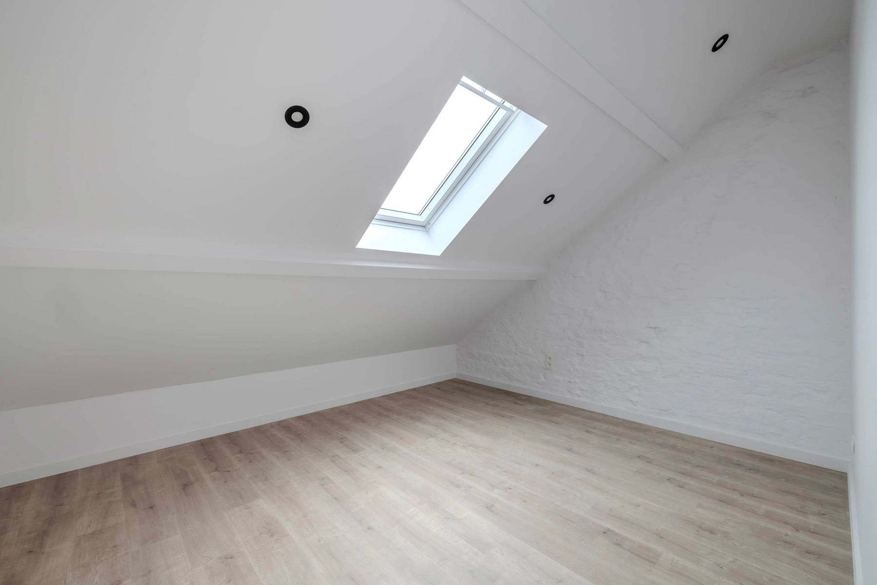 Gerenoveerde woning met 3 slpk, tuin en parking foto 18