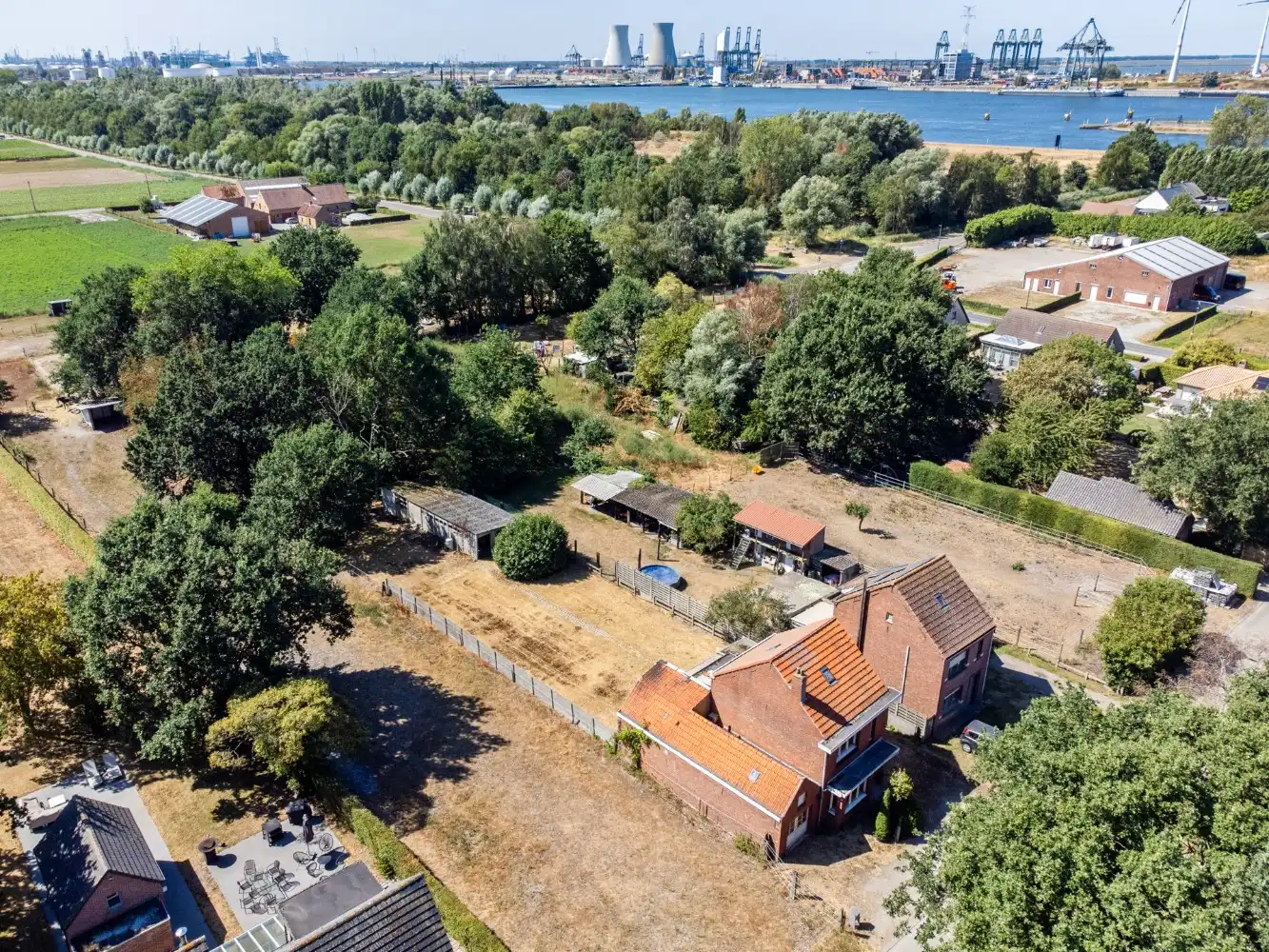Charmante, te renoveren woning met 2 slpk., garage en tuin foto 33