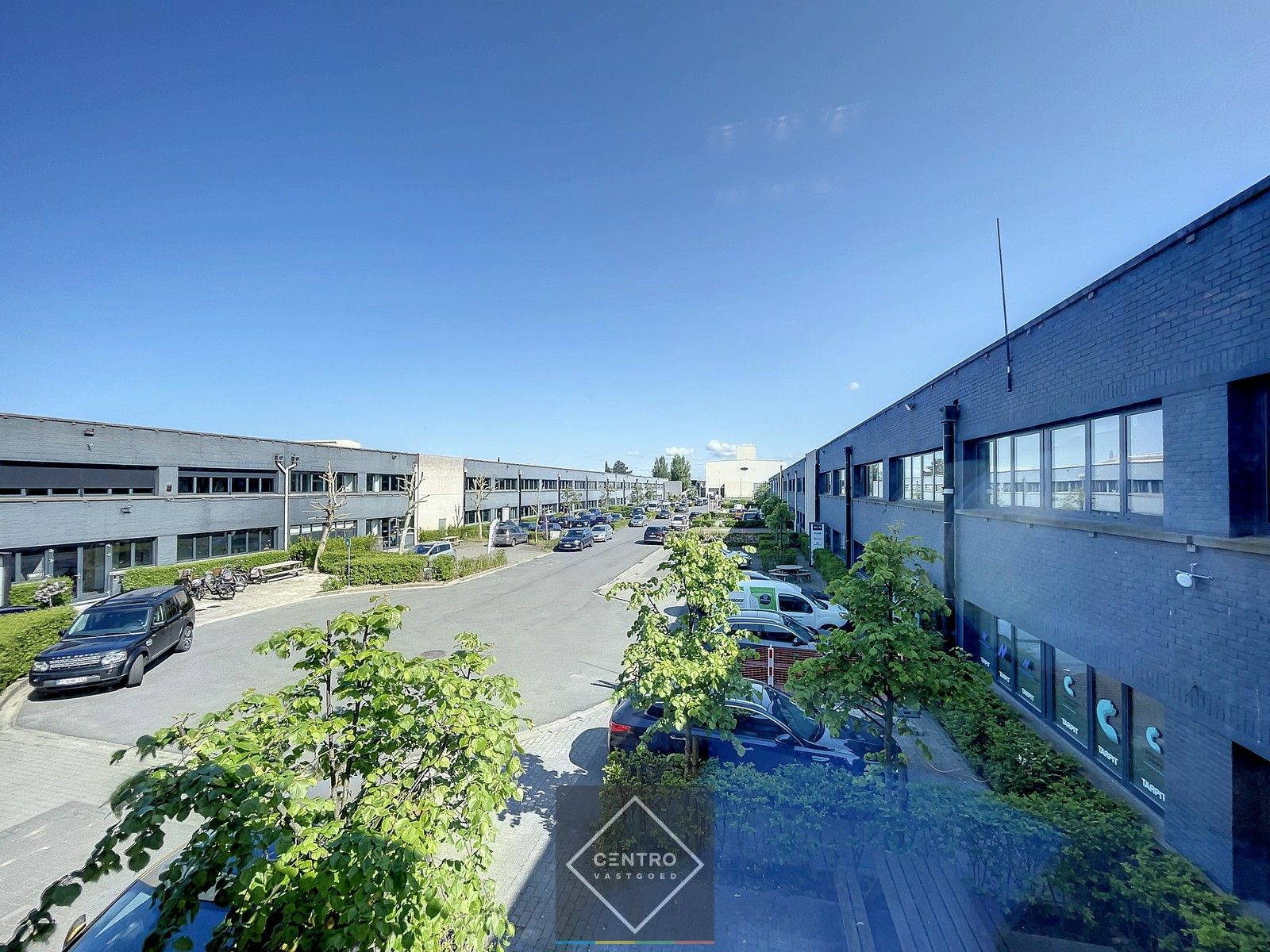 Instapklaar BEDRIJFSPAND bestaande uit MAGAZIJN (2.685m²) met 2 LAADKADEN en instapklare KANTOREN (2 x 703m² of 1.406m²) op industriezone "Herdersbrug" te Brugge foto 18