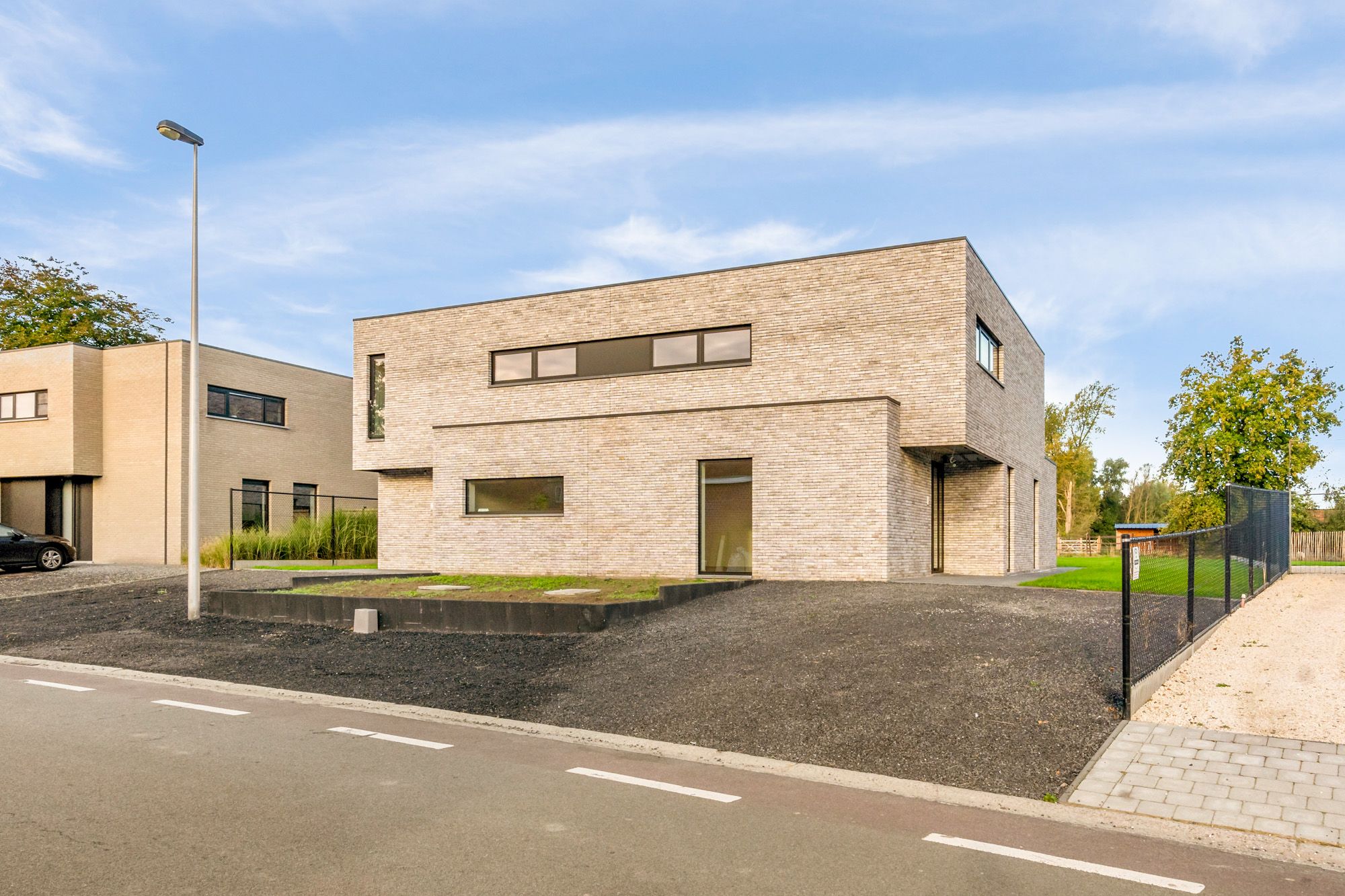 Knappe nieuwbouwwoning met 3 slaapkamers op perceel van 7a 13ca! foto {{pictureIndex}}