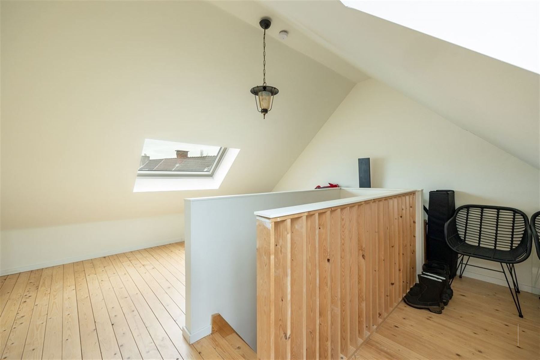 Recent gerenoveerde woning met 2 slpkrs en externe garage foto 11