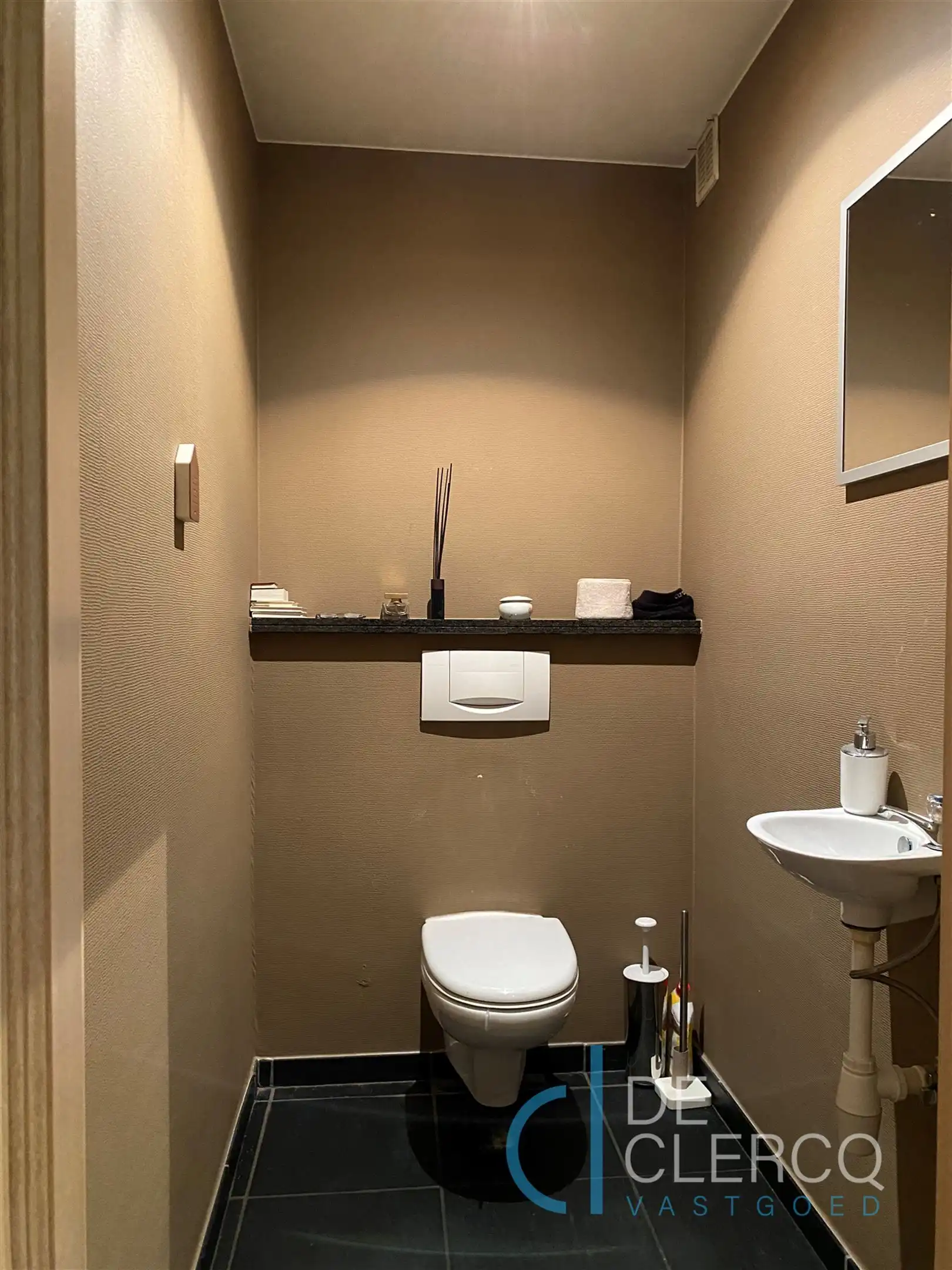 Karaktervolle woning verscholen in een rustige omgeving langs de Antwerpsesteenweg te Oostakker!  foto 15