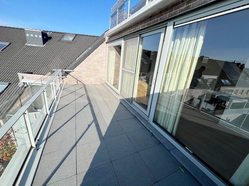 Ruim en luxueus appartement met 2,5 slaapkamers, 3 terrassen en 2 parkings in hartje Diepenbeek! foto 9
