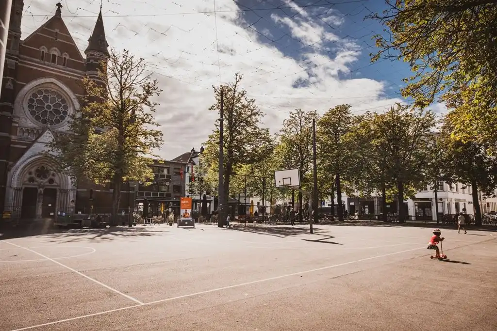 Ruime gezinswoning met groene stadskoer foto 27