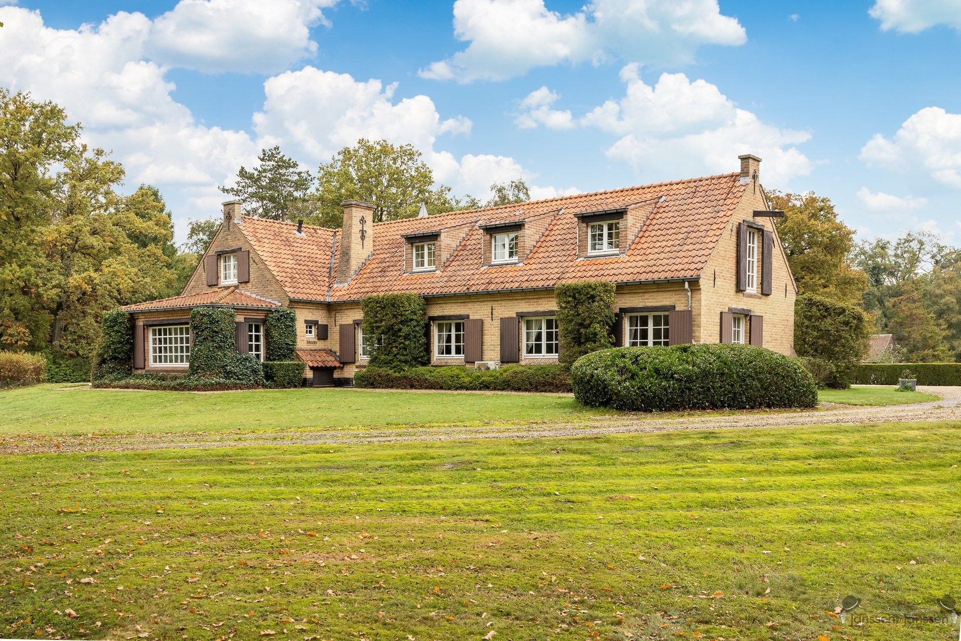 domein van ca.22 ha met 2 woningen foto 6