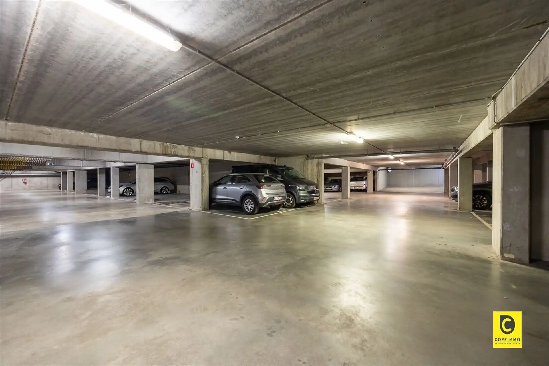 Ondergrondse autostaanplaats te koop! foto {{pictureIndex}}