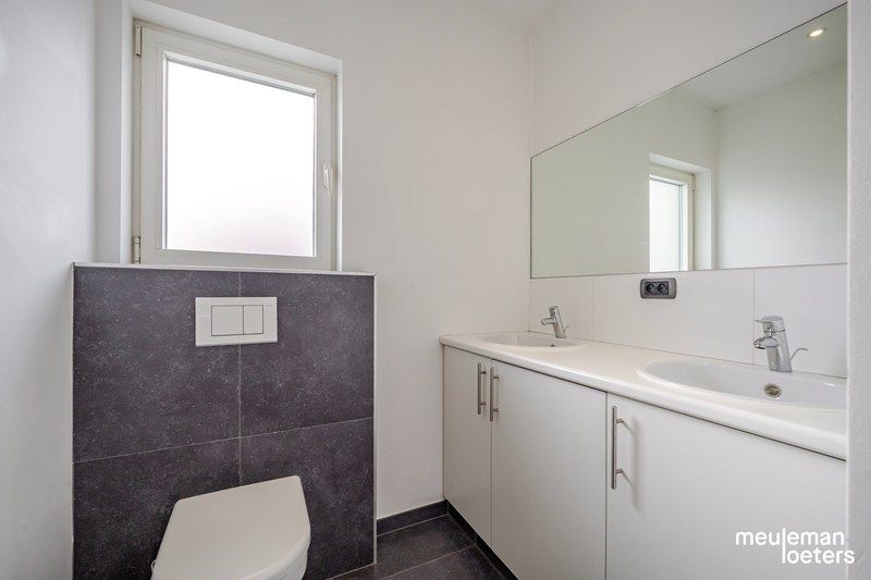 Eigentijdse woning met garage en beroepsgedeelte foto 11