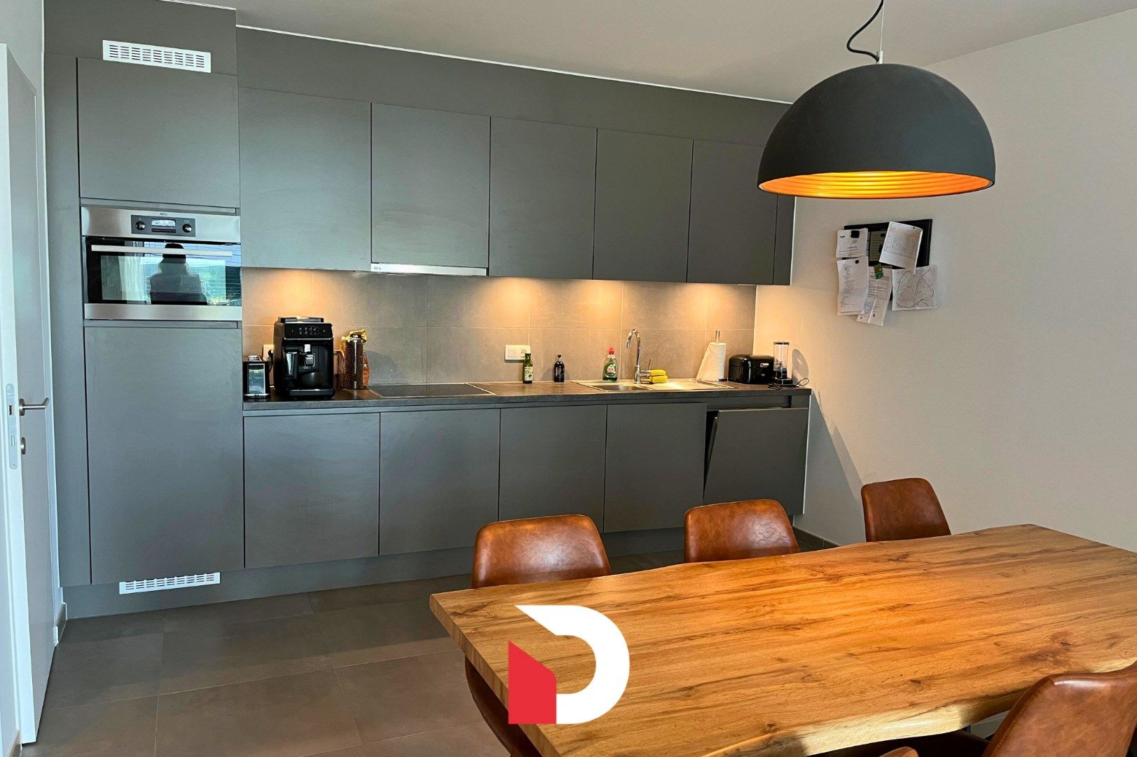 Modern appartement met 2 slaapkamers met ruim terras. foto 2