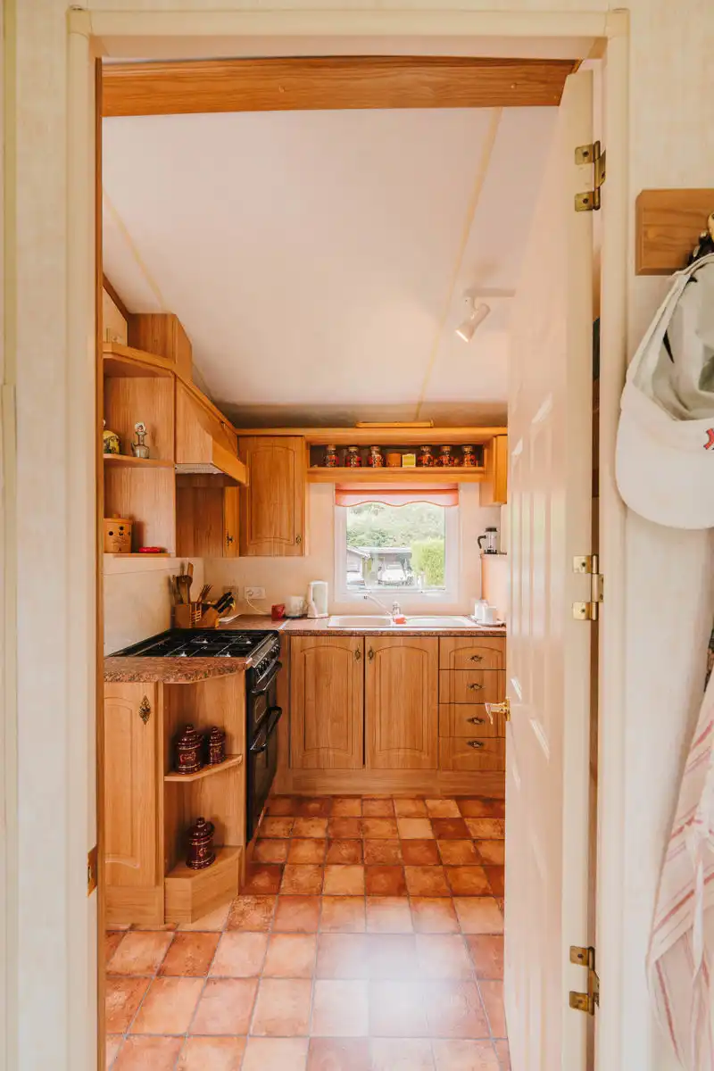 Prachtige agrarische tuin met caravan foto 5