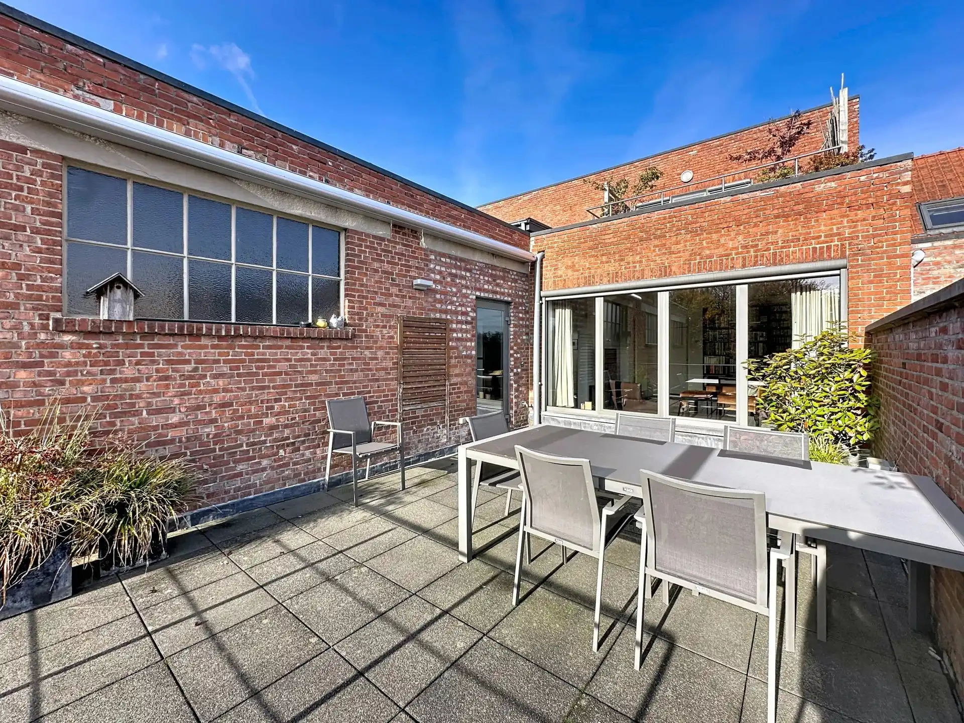 Zeer ruim en luxueus appartement met 2 slaapkamers, terras, tuin en overdekte staanplaats. foto 28