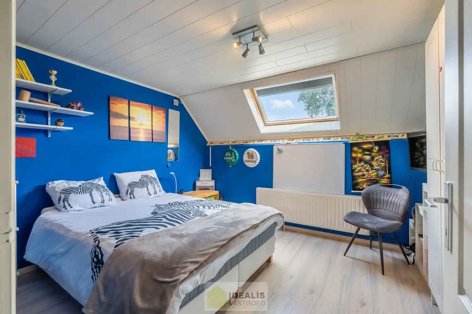 IDEALIS VASTGOED – KARAKTERISTIEKE INSTAPKLARE LANGGEVELHOEVE MET 5 SLAAPKAMERS, SFEERVOLLE LEEFRUIMTE EN AANSLUITEND VERANDA MET VOLZICHT OP DE PRACHTIGE TUIN EN ACHTERLIGGENDE WEILANDEN OP EEN PERCEEL VAN MAAR LIEFST 1,6 HECTARE (16.000M²)!! Deze karakteristieke hoeve uit 1904 omvat +- 231m² netto bewoonbare oppervlakte met een sfeervolle woonkamer die uitgeeft op de lichtrijke veranda, aansluitend een goed uitgeruste keuken voorzien van alle comfort, 5 slaapkamers waarvan één gelijkvloers en een badkamer voorzien van douche én dubbel badkamermeubel.. Deze langgevelhoeve biedt een unieke kans voor kandidaten op zoek naar een instapklare woning voorzien van alle comfort, ruimte en een prachtig aangelegde tuin met achterliggende weilanden. foto 21