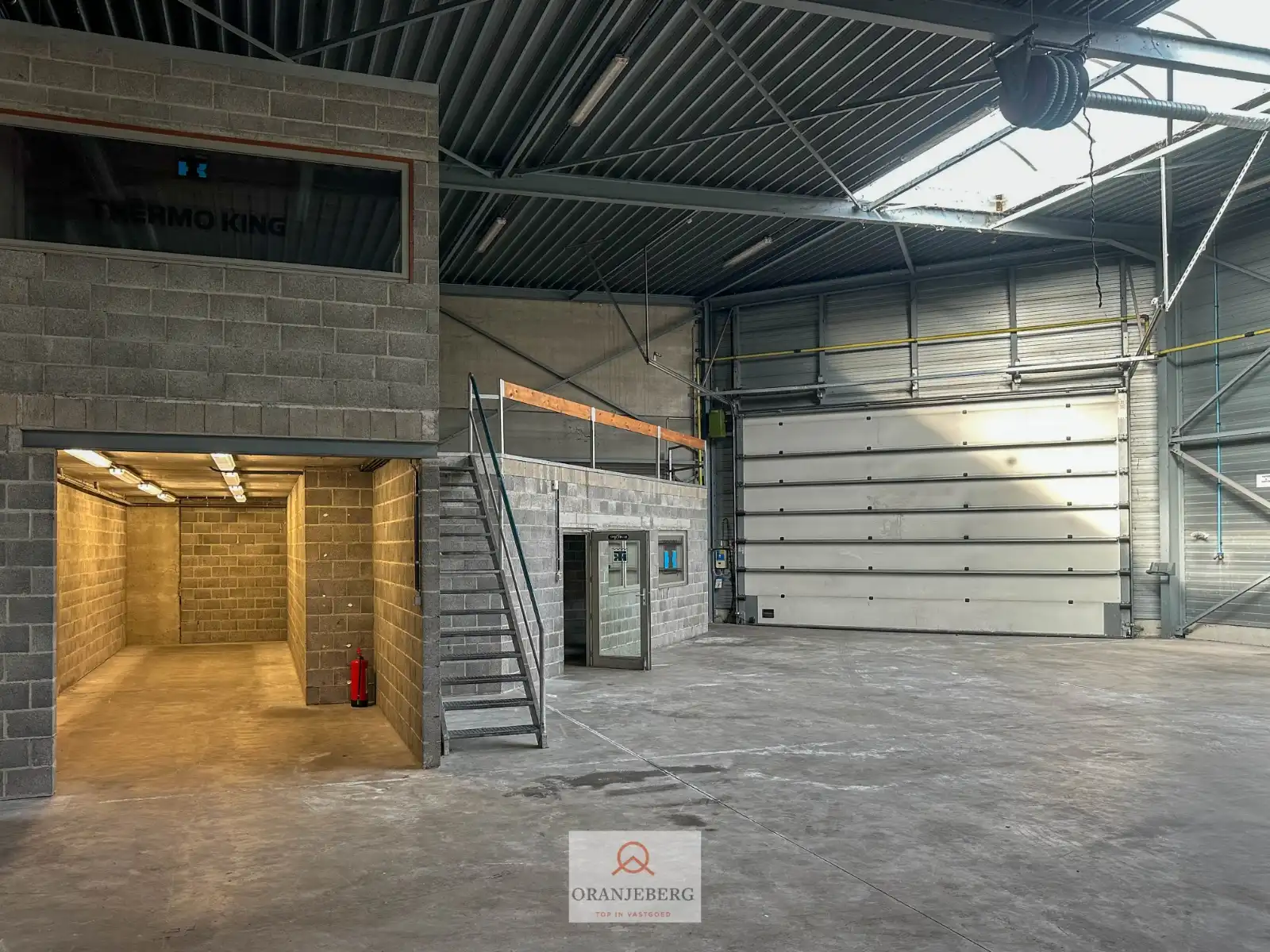 Groot hoekmagazijn (650m²) Te Huur met hoge bereikbaarheid vlakbij R4 foto 3