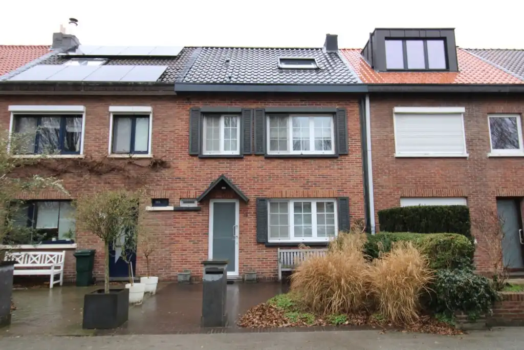 Prachtige instapklare woning gelegen in de wijk Bloemendaal  foto {{pictureIndex}}