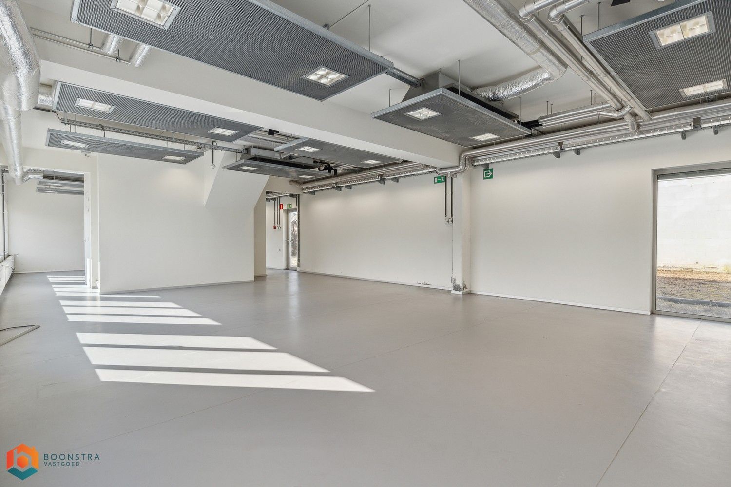 Veelzijdig kantoorgebouw met ruime parking op 2433 m² foto 15