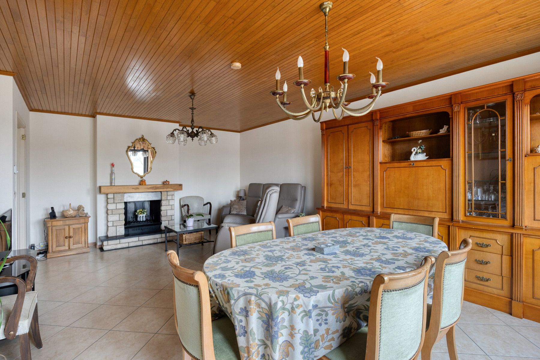 Appartement (2e verdieping) met 2 slaapkamers en garage foto {{pictureIndex}}