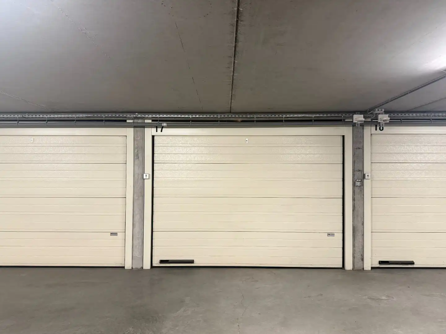 RUIME GARAGEBOX ONDER KINEPOLIS OOSTENDE  foto {{pictureIndex}}