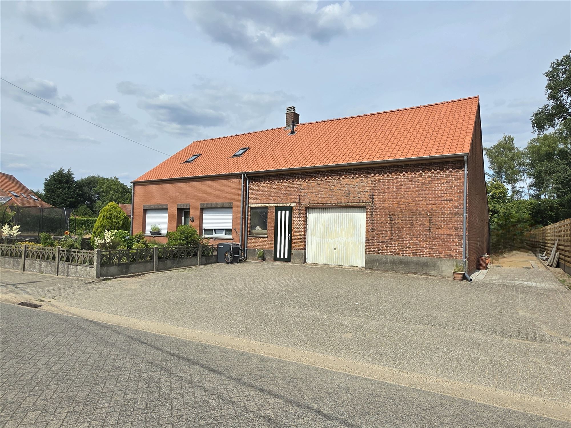 Gedeeltelijk vernieuwde boerderij op 903 m² foto {{pictureIndex}}