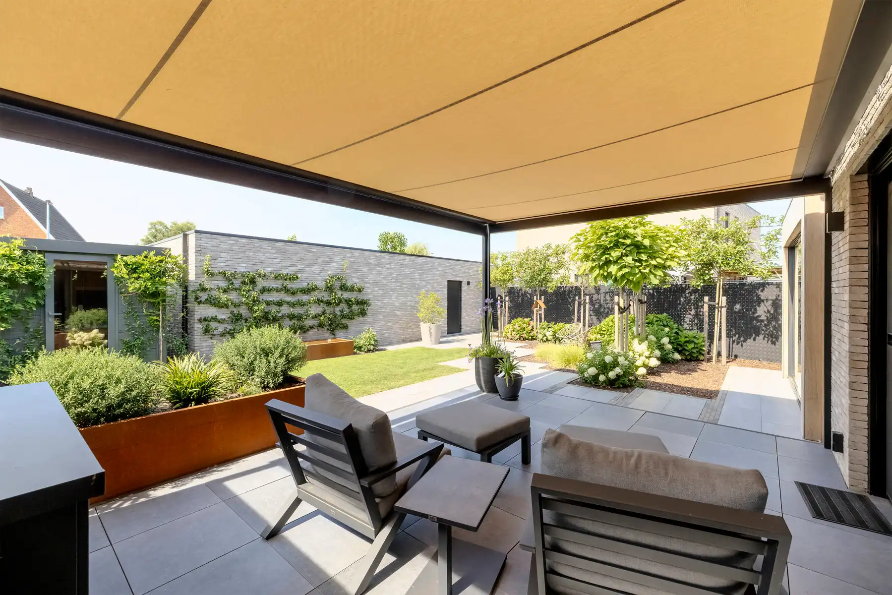 Instapklaar gelijkvloers appartement met carport, berging, luxe afwerking en aangelegde tuin foto 19