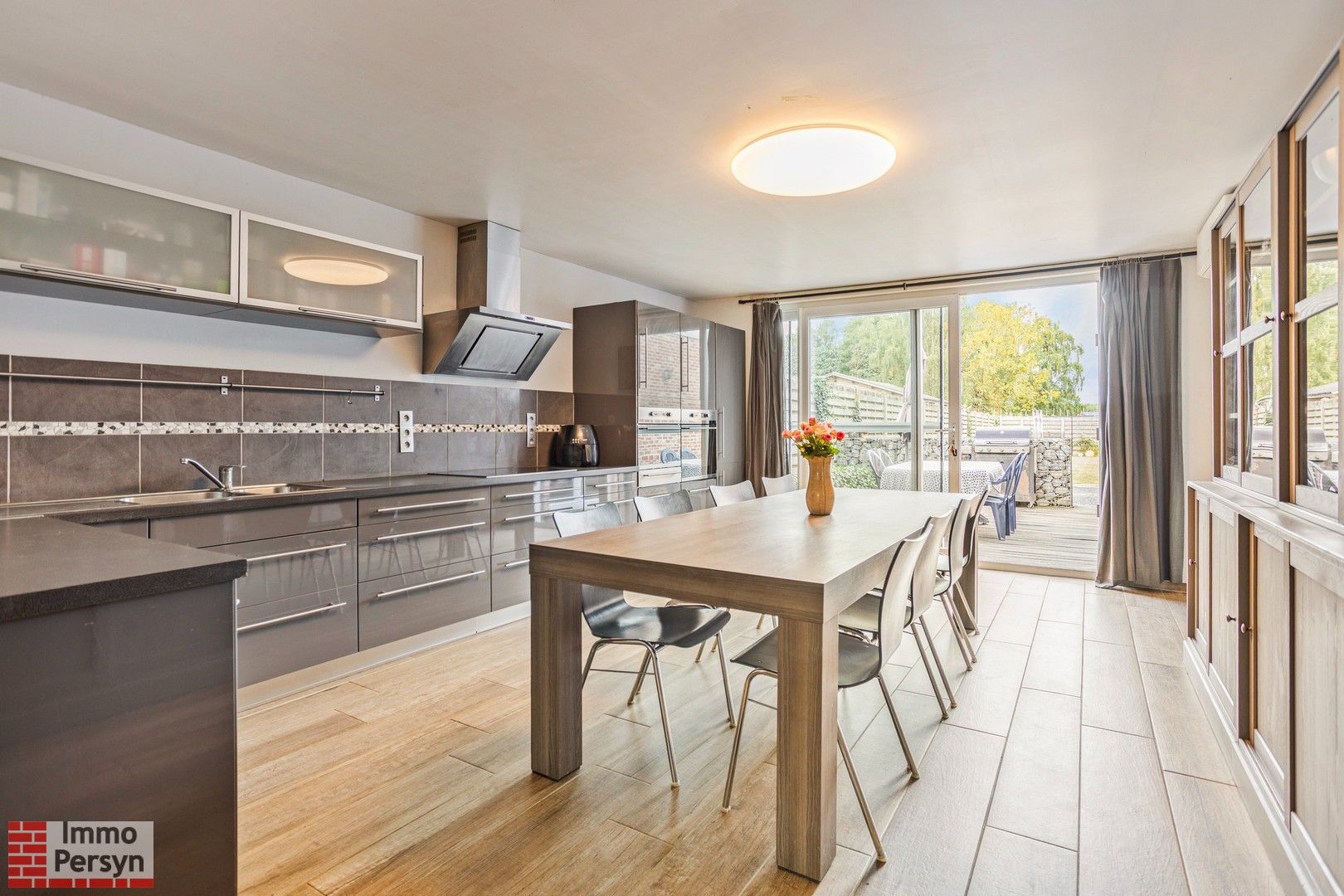 Halfopen instapklare woning met 4 (mogelijk 5) slaapkamers foto 3