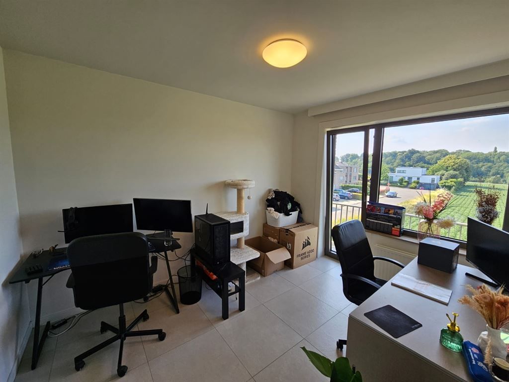 Goedgelegen en volledig vernieuwd appartement foto 4