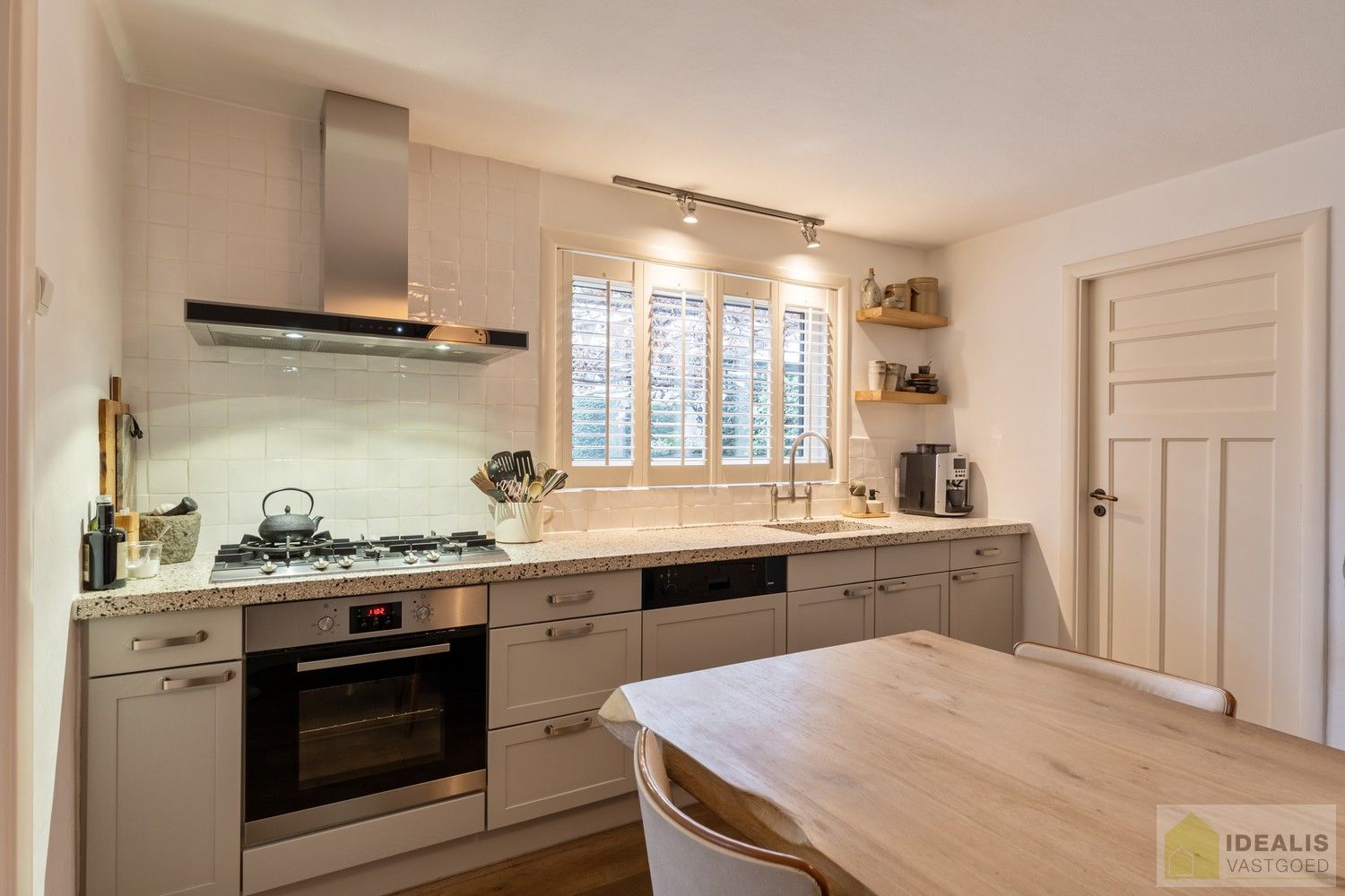 IDEALIS VASTGOED – Prachtige, stijlvolle woning met een aangename 123m² als bewoonbare oppervlakte. De woning omvat een lichtrijke ruime woonkamer voorzien van een pellet kachel en met een prachtige parketvloer dewelke overgaat in de keuken en 3 slaapkamers op een ruim en prachtig aangelegd perceel van 7a 42ca. Dit alles gelegen in een heerlijk rustige straat, op enkele minuten zowel van de centra van Pelt als Achel, doch ook op een steenworp van de Nederlandse grens, dichtbij Valkenswaard en Eindhoven. foto 16