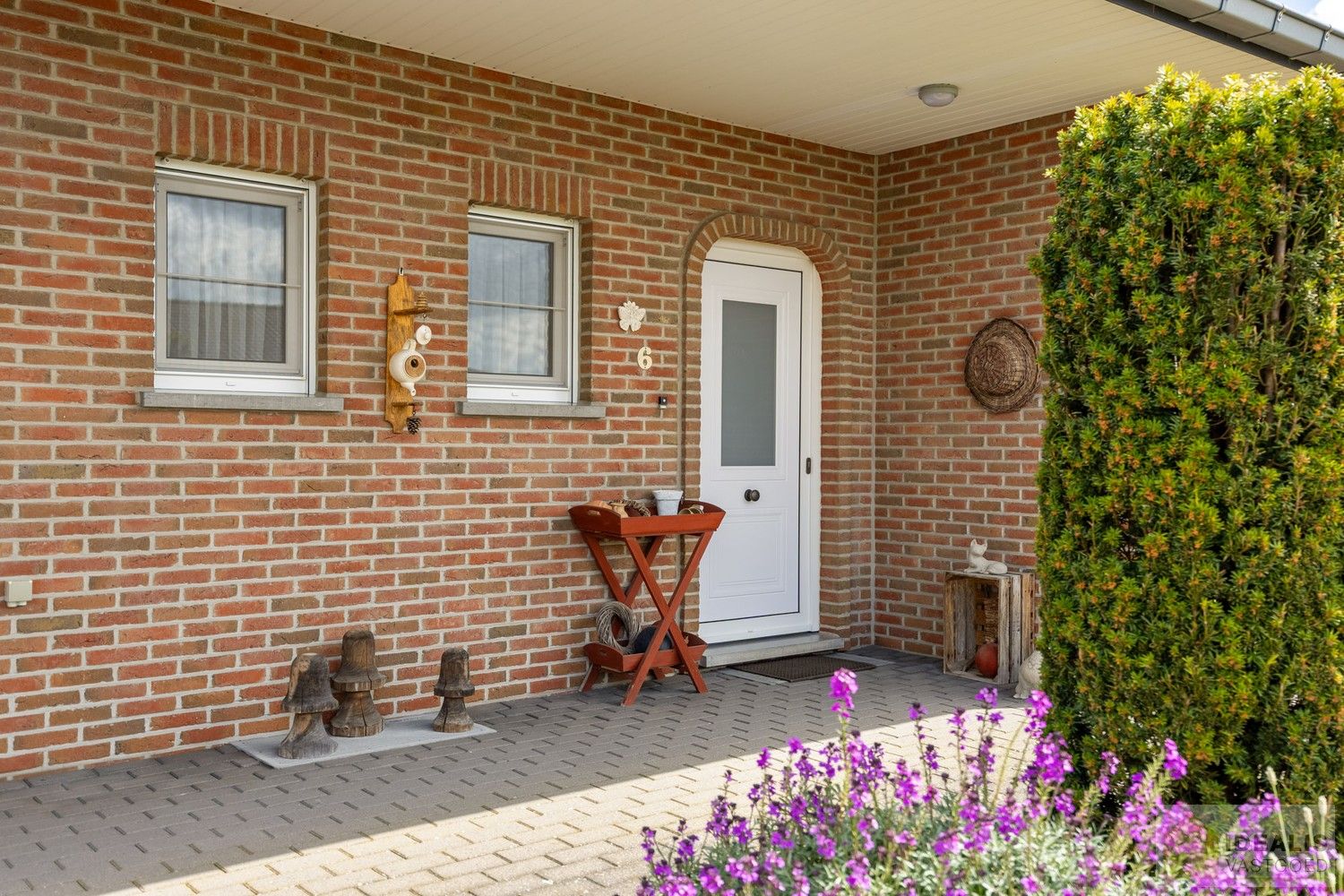 KNAPPE EN INSTAPKLARE WONING MET 4 SLAAPKAMERS, INPANDIGE ÉN VRIJSTAANDE GARAGE, HEERLIJK TERRAS OMGEVEN DOOR EEN PRACHTIGE TUIN foto 5